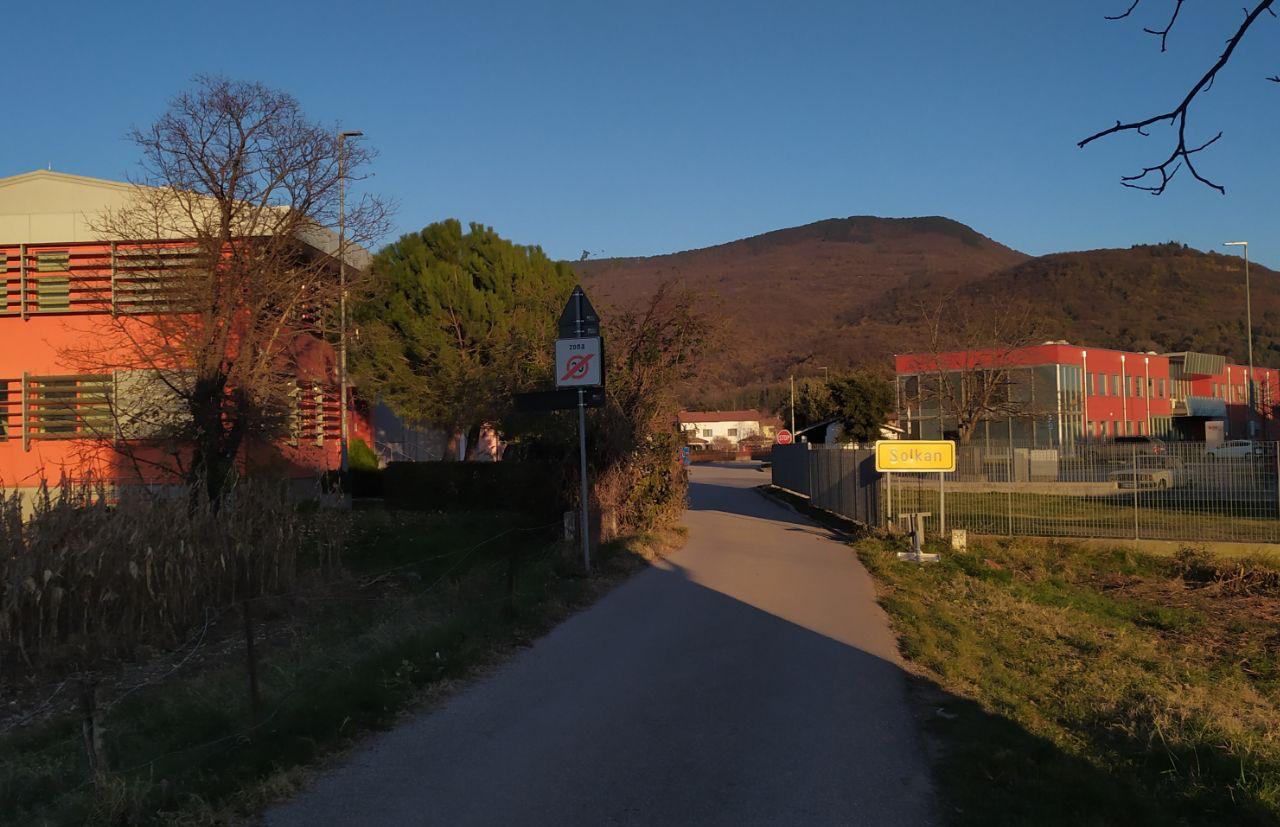 Copertina per Zona gialla e shopping in Slovenia, a Gorizia rimane il divieto di oltrepassare il confine
